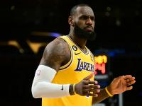 爱游戏足球体育包含NBA历史上的今天：乔丹再次破纪录荣登得分王巅峰的词条