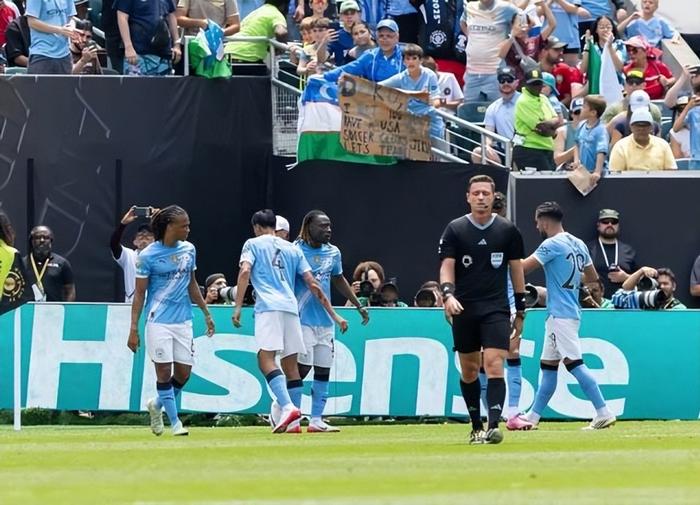 包含曼城2-0维达德！获世俱杯开门红，福登传射+多库破门，刘易斯染红的词条