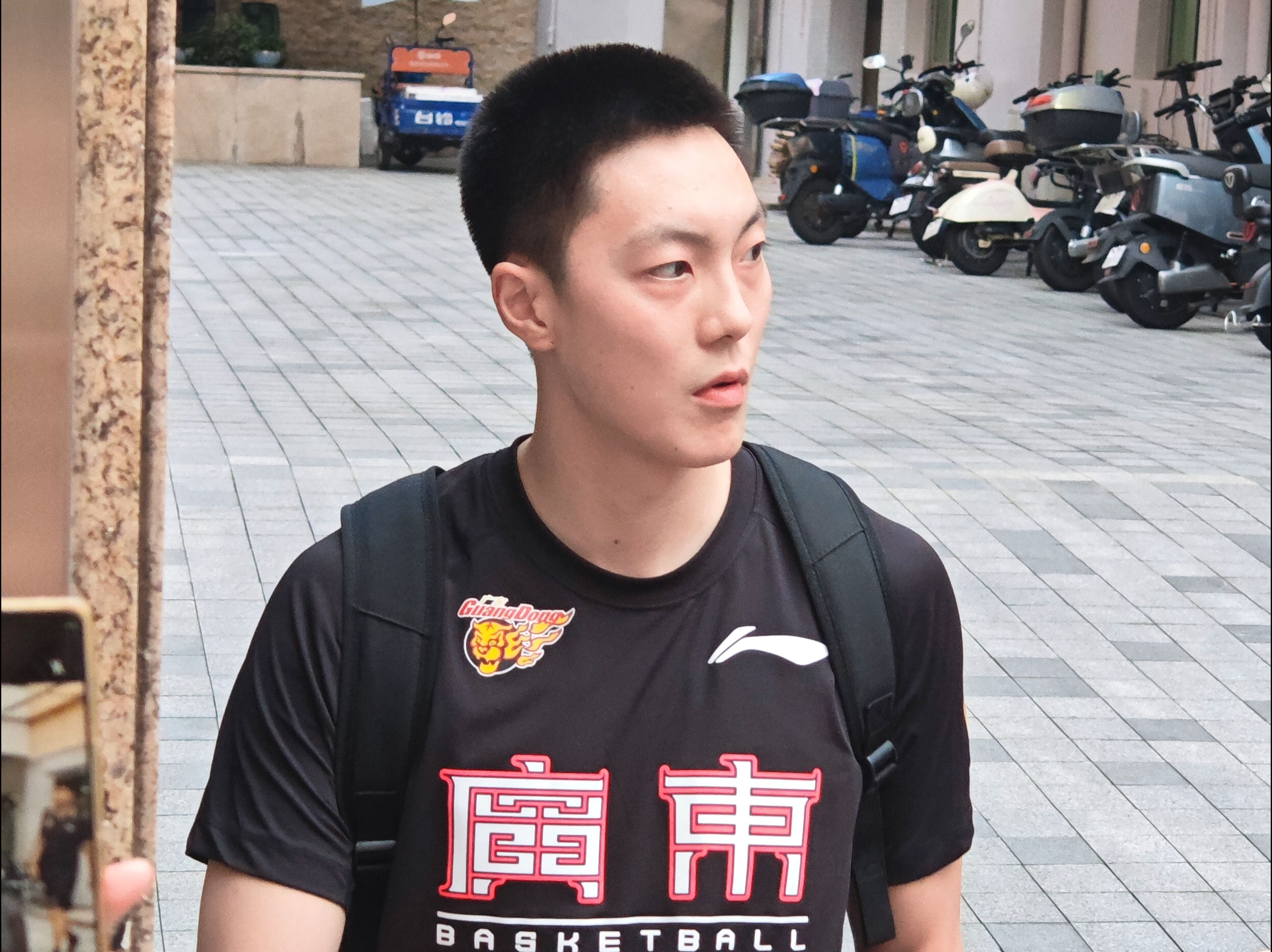 广东宏远队力争夺冠，壮志凌云再战球场(广东宏远篮球直播在线)