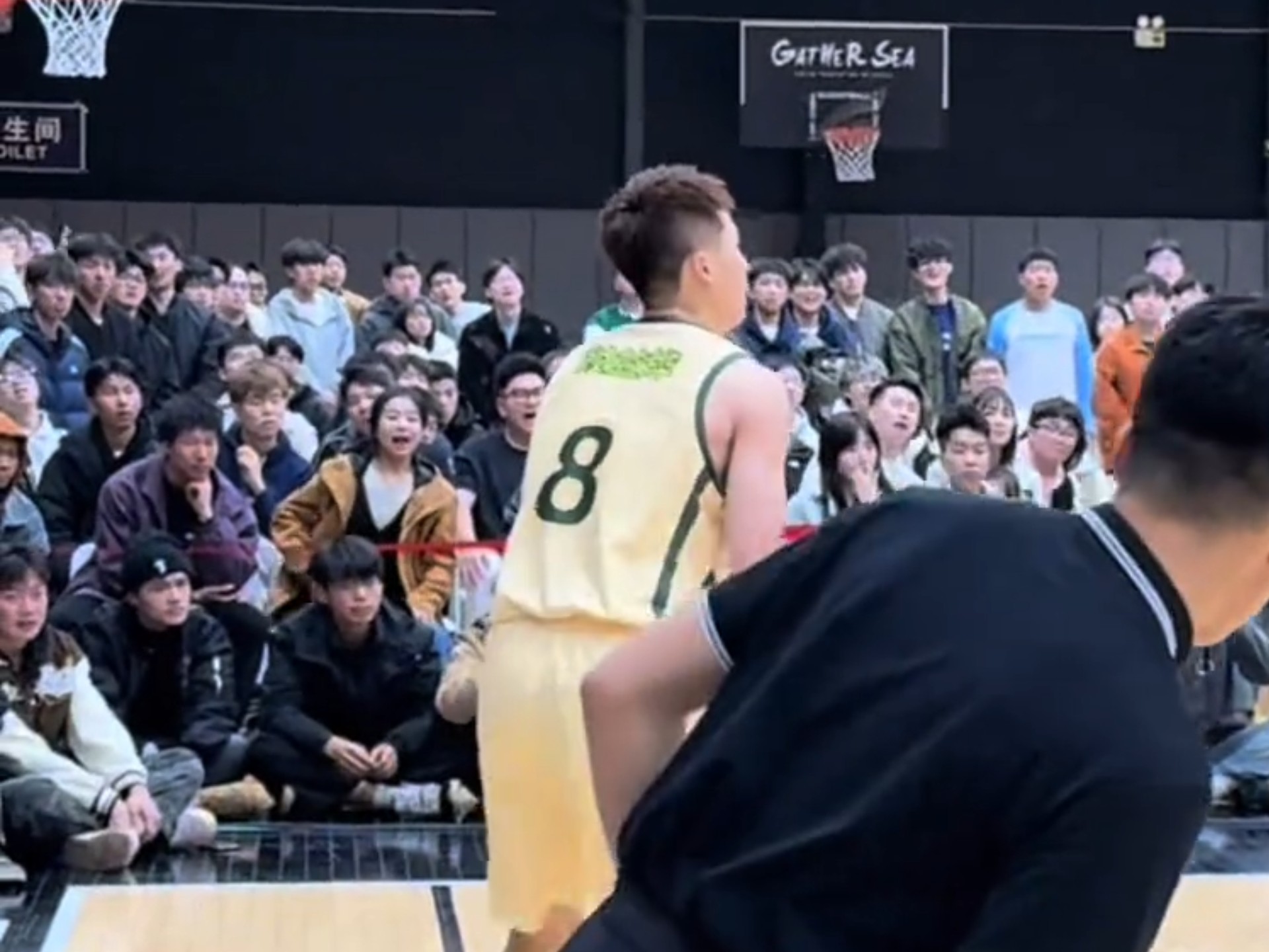 叶润峰全场16中4，三分14中2得到10分3板2助1抢断