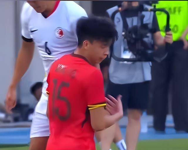 中国香港队宾纪文晒与王钰栋合影：赛后我第一时间向他道歉(新加坡wtt莎头赛后采访到底说了还看没有)