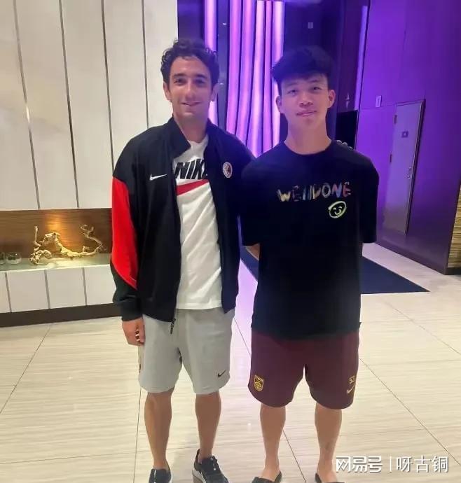 中国香港队宾纪文晒与王钰栋合影：赛后我第一时间向他道歉(新加坡wtt莎头赛后采访到底说了还看没有)