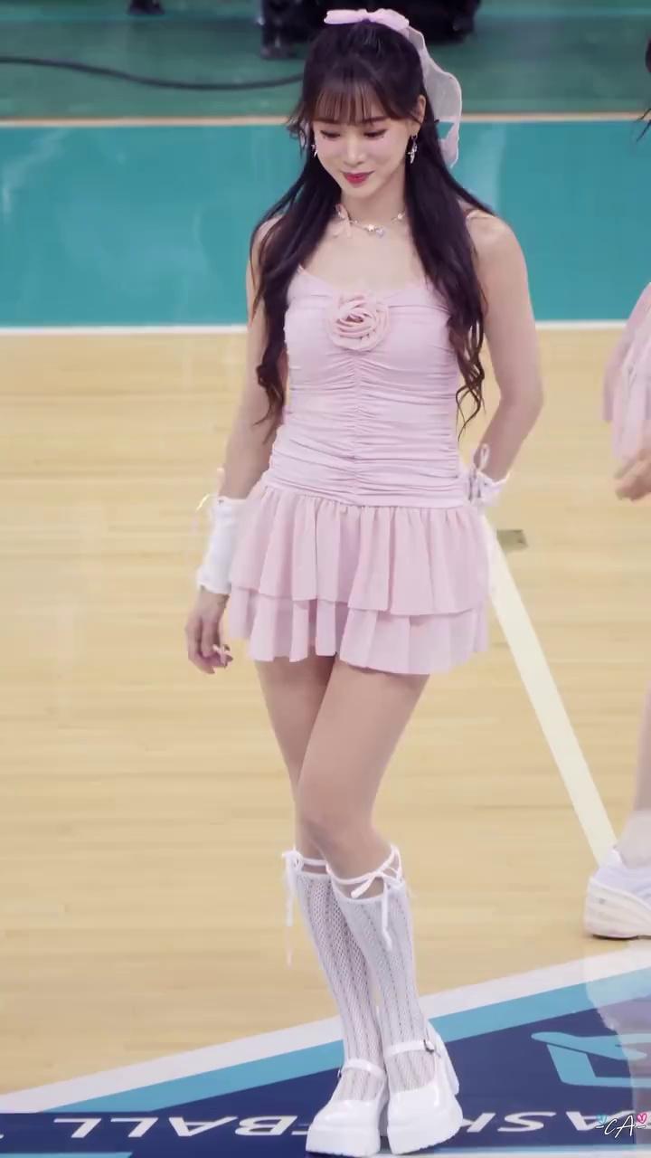 爱游戏体育官方-韩国篮球联赛日常啦啦队表演，蓝裙啦啦操燃爆全场(台湾联赛啦啦队跳舞视频)