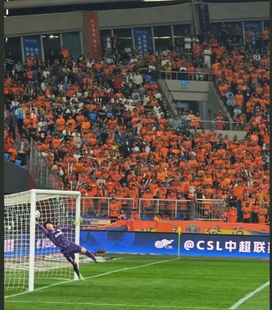 包含香港足球强势占据领先地位，轻松取得比赛胜利的词条
